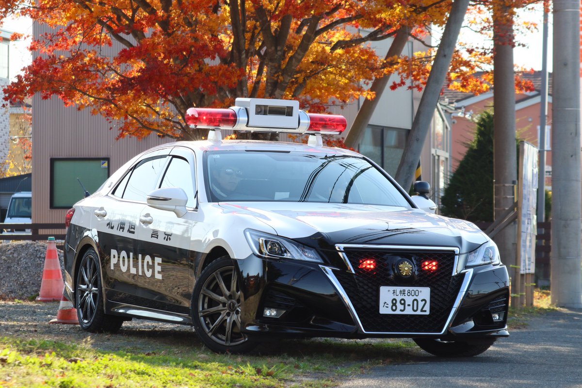 T_M_Udo's tweet photo. 千歳警察署/千歳602

千歳市日の出で撮影。
地域密着型の取り締まり。
管轄しているからこそ知っている
危ない生活道路に速取ポイントを
幾つも開拓、ここもその一つ。

地元民ですら、
『ここに停まっているのは
　初めて見た』と言う。

やる気満々巡査部長が
交機顔負けの熱い走りを魅せる。 https://t.co/oXglLLkRd9