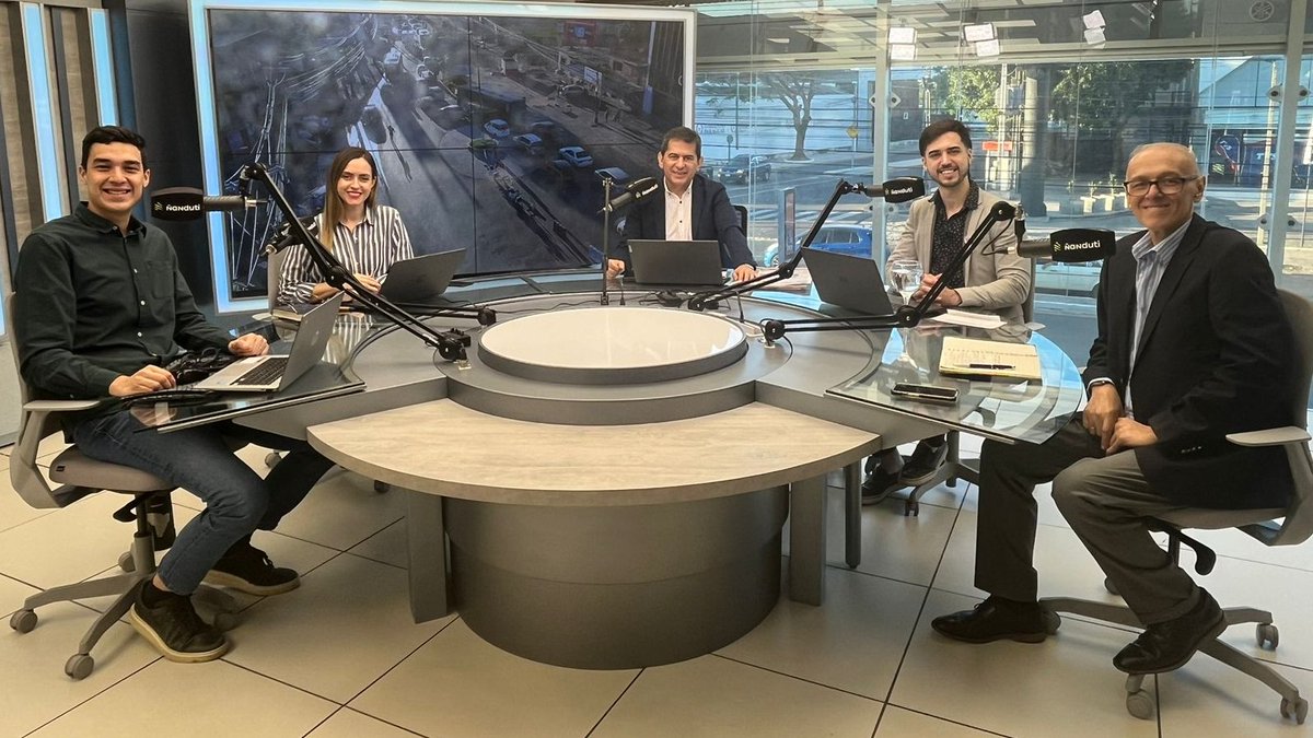 Radio Ñandutí (@nanduti) on Twitter photo ¡Por fin viernesss! 🤩
#CarlosBáez, #ClaudiaAguilera, <a href="/casanaslevi/">Jose Fernando Casañas Levi</a>, <a href="/chochiovando/">Chochi Ovando</a> y <a href="/FFiorioPizurno/">Francesco Fiorio🇵🇾</a> te acompañan hasta las 08:00 horas por #Ñanduti
Mirá en vivo: x.com/nanduti/status… ¡Por fin viernesss! 🤩
#CarlosBáez, #ClaudiaAguilera, <a href="/casanaslevi/">Jose Fernando Casañas Levi</a>, <a href="/chochiovando/">Chochi Ovando</a> y <a href="/FFiorioPizurno/">Francesco Fiorio🇵🇾</a> te acompañan hasta las 08:00 horas por #Ñanduti
Mirá en vivo: x.com/nanduti/status…