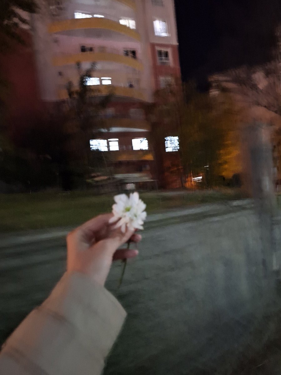 Unutulmuş yaşamaya başlayıvermek birden🖤