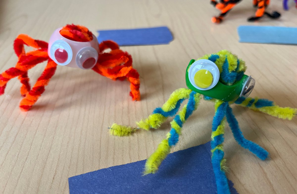 🕷️We are taking a closer look at spiders. We used our squeeze pouch caps to make these patterned spiders. 🕷️ #reducereuserecycle @westbedfordPP_6
