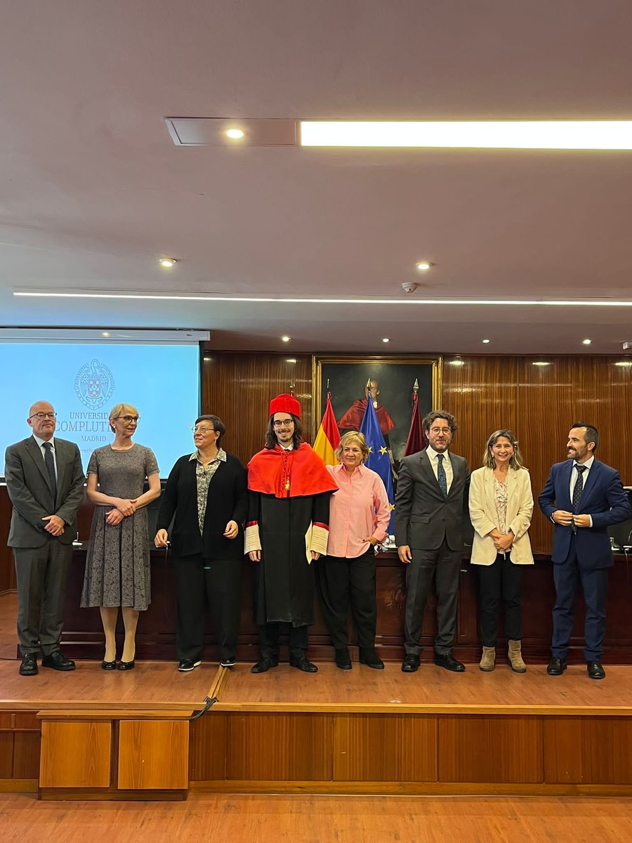 El día 14 de octubre defendí mi tesis doctoral. Mil gracias a todas las personas que me han acompañado (que son muchas y muy buenas). En especial, a mis directores, a los miembros del tribunal y a mis compañeros en el Departamento de Derecho procesal y Derecho penal de la UCM.