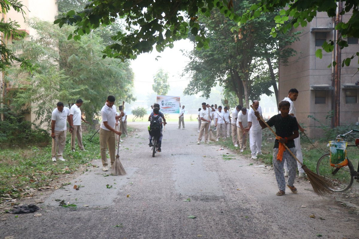 091bn's tweet image. Participate in Special Campaign 4.0 to improve cleanliness and facilities around you. A small effort, a big step towards a clean India! #SHS2024 #RAF #crpfindia #swabhavswachhta #sanskarswachhta.