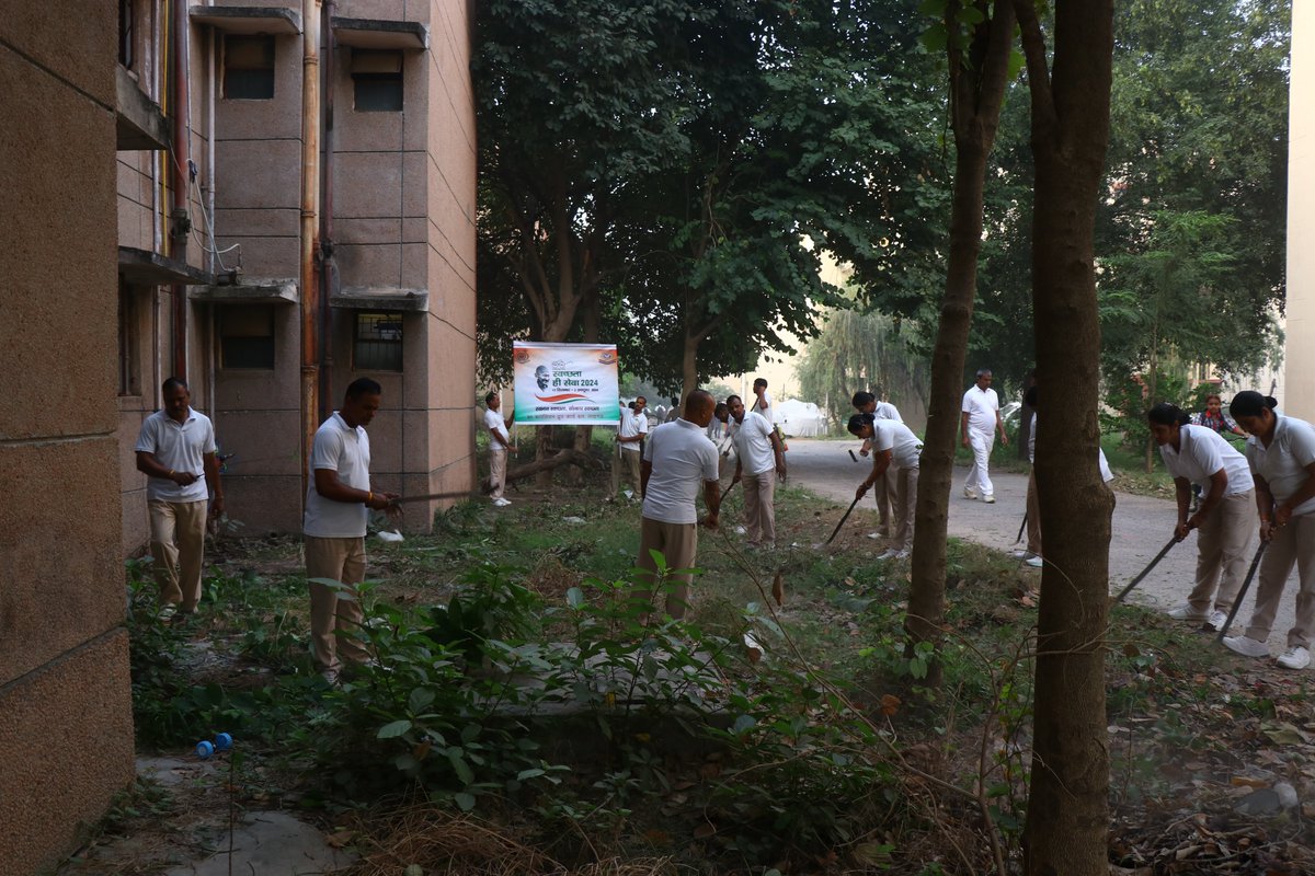 091bn's tweet image. Participate in Special Campaign 4.0 to improve cleanliness and facilities around you. A small effort, a big step towards a clean India! #SHS2024 #RAF #crpfindia #swabhavswachhta #sanskarswachhta.