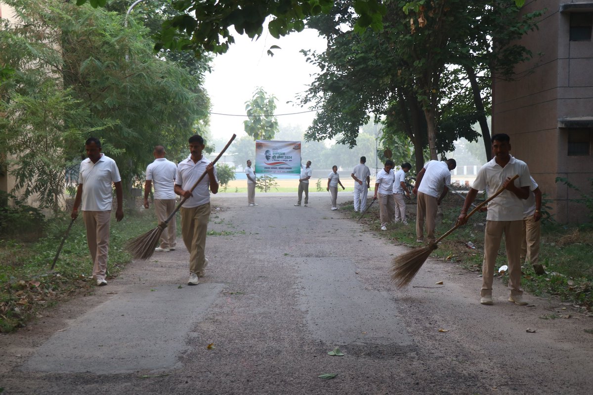 091bn's tweet image. Participate in Special Campaign 4.0 to improve cleanliness and facilities around you. A small effort, a big step towards a clean India! #SHS2024 #RAF #crpfindia #swabhavswachhta #sanskarswachhta.