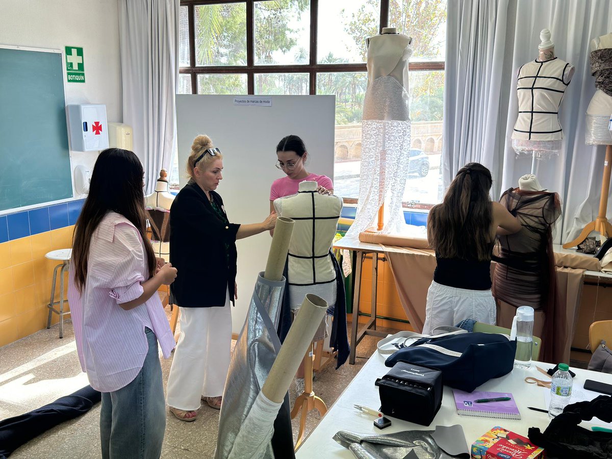 El alumnado de 3º de Diseño de Moda ha realizado un workshop con la profesora invitada Silwia Romecka, de Strzemiński Academy of Fine Arts (Polonia).  Estos días podéis ver el resultado del trabajo en la zona expositiva de la escuela.