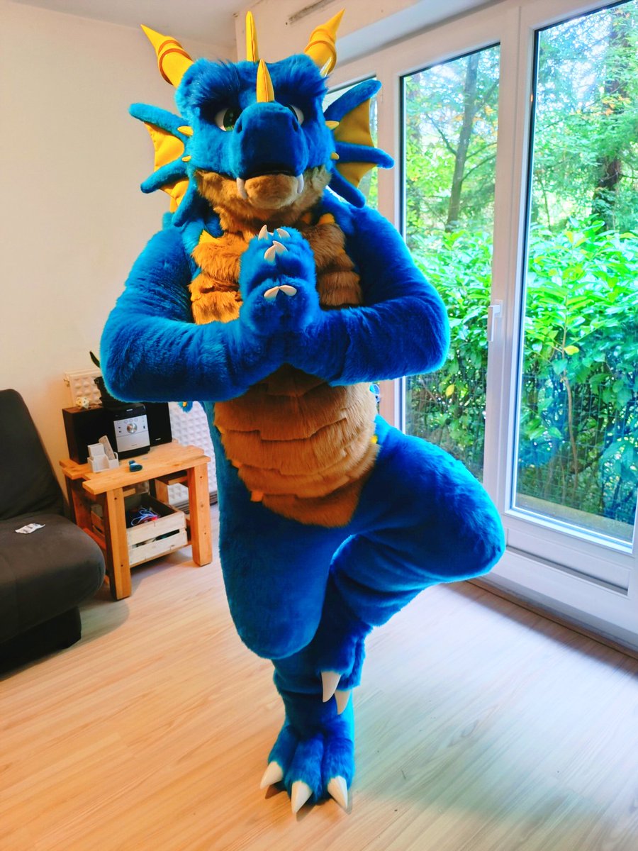 📝 FurNote N°3 : 

"- La méditation est un très bon moyen d'évacuer le stress, surtout lorsque de grands événements approchent." 😌
...
AAAAAAAAAAAAAHHH !!!!! 🤯

#FursuitsFriday #Dragon #FurNote