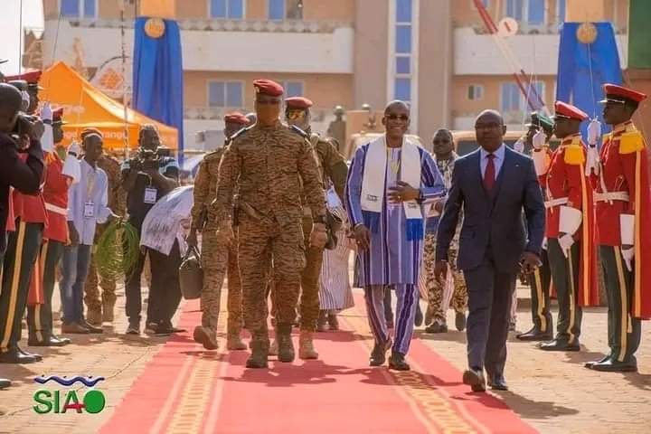 AESinfos's tweet photo. #AESinfo | #BurkinaFaso 🇧🇫
SIAO 2024 : Le Capitaine Traoré donne le coup d'envoi

 Le Salon international de l'artisanat de Ouagadougou (SIAO) a officiellement ouvert ses portes aujourd'hui. Le Président du Faso, le Capitaine Ibrahim Traoré, a présidé la cérémonie d'inauguration, marquant ainsi le lancement de cette 17e édition placée sous le thème « Artisanat africain, entrepreneuriat des jeunes et autonomisation ».

Cette année, le SIAO connaît un succès sans précédent avec la participation de 30 pays, 4 000 exposants, 350 journalistes et une affluence record de 355 000 visiteurs attendus. Ce salon est devenu un rendez-vous incontournable pour les artisans, les entrepreneurs et les amoureux de l'artisanat africain.