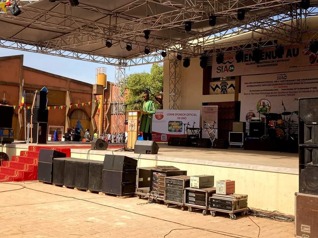 AESinfos's tweet photo. #AESinfo | #BurkinaFaso 🇧🇫
SIAO 2024 : Le Capitaine Traoré donne le coup d'envoi

 Le Salon international de l'artisanat de Ouagadougou (SIAO) a officiellement ouvert ses portes aujourd'hui. Le Président du Faso, le Capitaine Ibrahim Traoré, a présidé la cérémonie d'inauguration, marquant ainsi le lancement de cette 17e édition placée sous le thème « Artisanat africain, entrepreneuriat des jeunes et autonomisation ».

Cette année, le SIAO connaît un succès sans précédent avec la participation de 30 pays, 4 000 exposants, 350 journalistes et une affluence record de 355 000 visiteurs attendus. Ce salon est devenu un rendez-vous incontournable pour les artisans, les entrepreneurs et les amoureux de l'artisanat africain.