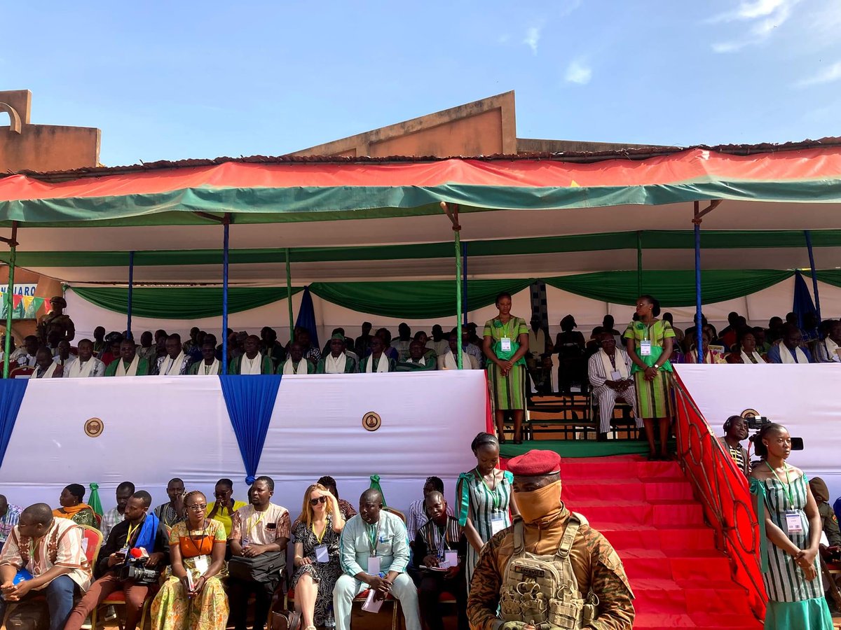 AESinfos's tweet photo. #AESinfo | #BurkinaFaso 🇧🇫
SIAO 2024 : Le Capitaine Traoré donne le coup d'envoi

 Le Salon international de l'artisanat de Ouagadougou (SIAO) a officiellement ouvert ses portes aujourd'hui. Le Président du Faso, le Capitaine Ibrahim Traoré, a présidé la cérémonie d'inauguration, marquant ainsi le lancement de cette 17e édition placée sous le thème « Artisanat africain, entrepreneuriat des jeunes et autonomisation ».

Cette année, le SIAO connaît un succès sans précédent avec la participation de 30 pays, 4 000 exposants, 350 journalistes et une affluence record de 355 000 visiteurs attendus. Ce salon est devenu un rendez-vous incontournable pour les artisans, les entrepreneurs et les amoureux de l'artisanat africain.