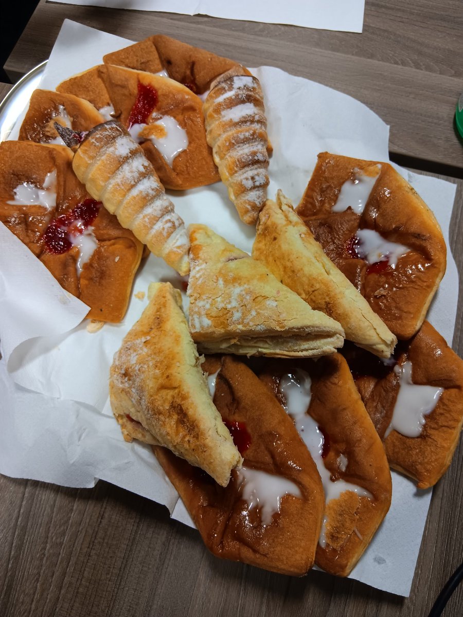 First team meeting of <a href="/ClanmilHousing/">Clanmil Housing</a> Older People's Services Team.  Lots of ideas, fuelled by buns &amp; coffees, and new notebooks 😀 #TeamBuilding #LetsDoThis #ATeam 😉 And the added bonus of a few of <a href="/TheSumoGuy/">Prof Paul McGee</a> books #LegenDerry