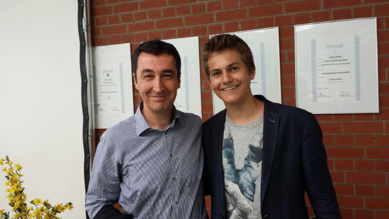 tjarkmelchert's tweet photo. Ich kenne Cem seit über 10 Jahren. Für mich verkörpert er Baden-Württemberg mit Fleiß, Heimatverbundenheit und klarer Haltung, auch wenn es nicht jeder hören will. Diese Authentizität schätzen Menschen.
Cem hat gezeigt, dass er führen und begeistern kann. #2Ö26 toll für BaWü! https://t.co/goLepzdN8t