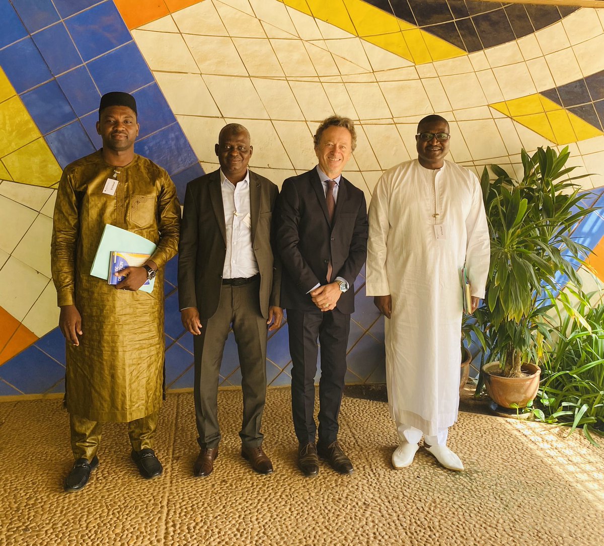 OliverSchna's tweet photo. #Décentralisation & gouvernance locale - facteur incontournable pour le développement et programme de master conjoint des universités de #Bamako, #Dakar et #Niamey avec leur partenaires allemands à Kehl et à Freiburg. Facilité par les bourses accordées par @DAAD_Germany. Félicitations au Doyen Prof. Narey Oumarou et collègues et aux diplômés de ce formidable master.