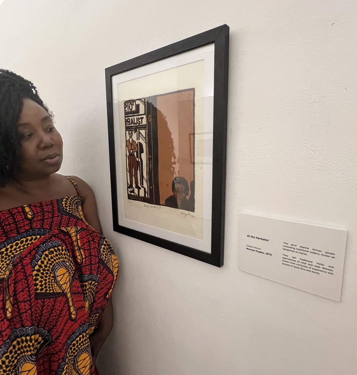 A pleasure to welcome <a href="/radikalqueen/">radikal queen ✊🏿🖤</a> to ‘All Shall Be Afforded Dignity!’ #exhibition of Norman Kaplan’s #linoprint <a href="/UniofNewcastle/">Newcastle University</a> 

‘This 🖼️ resonates..if you know, you know’

🗓️ 22 - 31 Oct
🕰️ Mon-Sat 10am-5pm
🎟️ Free
📍Ex Libris Gallery, King Edward VII Building, NE1 7RU

🧵1/2