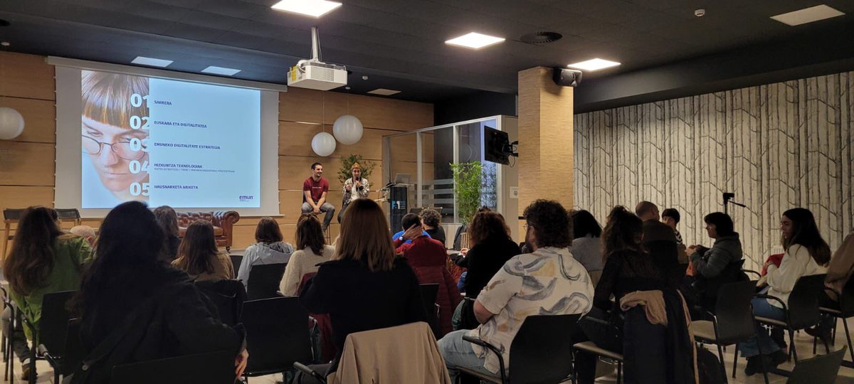 emun_taldea's tweet photo. ‘Euskara eta digitalitatea’ saioa dugu gaur, Emunen digitalitate eta hizkuntza teknologien proiektuan sakontzeko, puntako bidelagunekin. Eskerrik asko @TalaiosKoop-eko @teketen eta #Trebe-ko Xabier Garcia de Kortazar ezagutza eta ideiak gurekin partekatzearren #EraldaketanGara https://t.co/BkTLuRMFZg