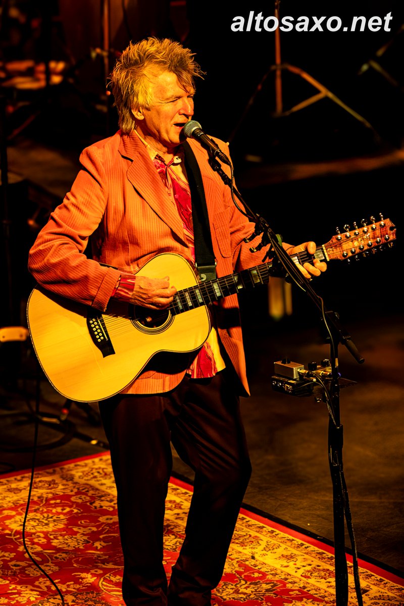AltosaxoMusic's tweet image. Neil Finn of Crowded House performs live at Poppodium 013 in Tilburg, Netherlands on October 22, 2024. #CrowdedHouse 
ALTOSAXO Music Apparel 
altosaxo.net