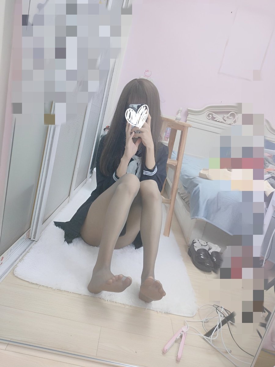 主包原皮喵～

袜子是 #绫LingTouch <a href="/linglingerie0/">LING LINGERIE</a> 的「云缎™·纤」，摸起来质感十分舒服！小男友都说好。