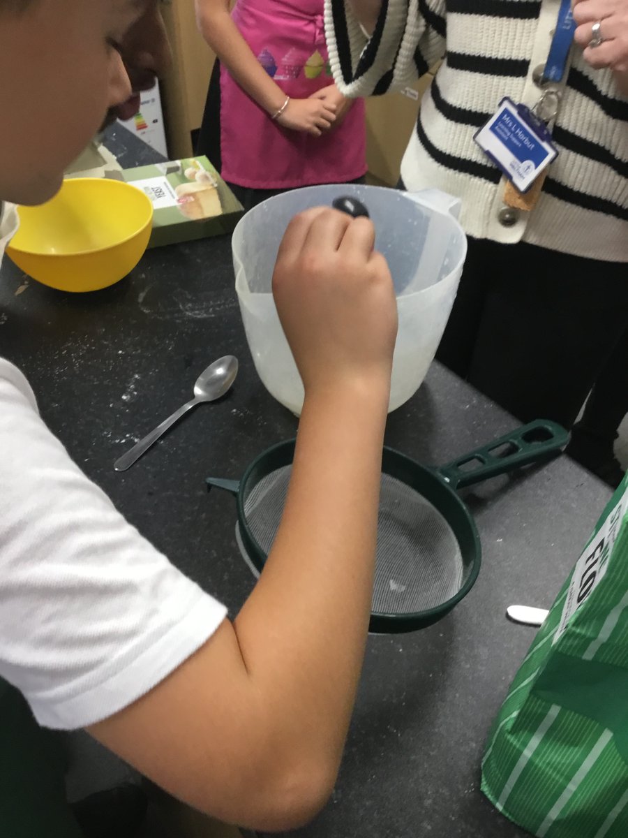LittleWalthamPS's tweet photo. Sycamore class (Year 5) have been busy making their own hummus and flatbread as part of their design and technology unit of study. Well done Sycamore class - excellent communication, focus and collaboration today. #ks2DT https://t.co/V9LpGTjoES