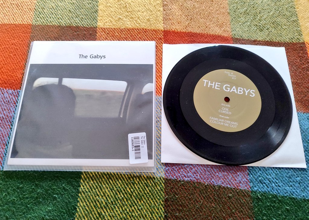 📌el 3er lanzamiento-joyita del dúo 'más misterioso' de nuestros días The GABYS sonando cíclicamente desde hace un par de semanas

Ode/Cursed/Familiar Dreams/Colour Me Out trayendo ecos de una velvet o unos jamc lofi desde el sofá, les april magazine, cindy...sad eyed beatniks 💔