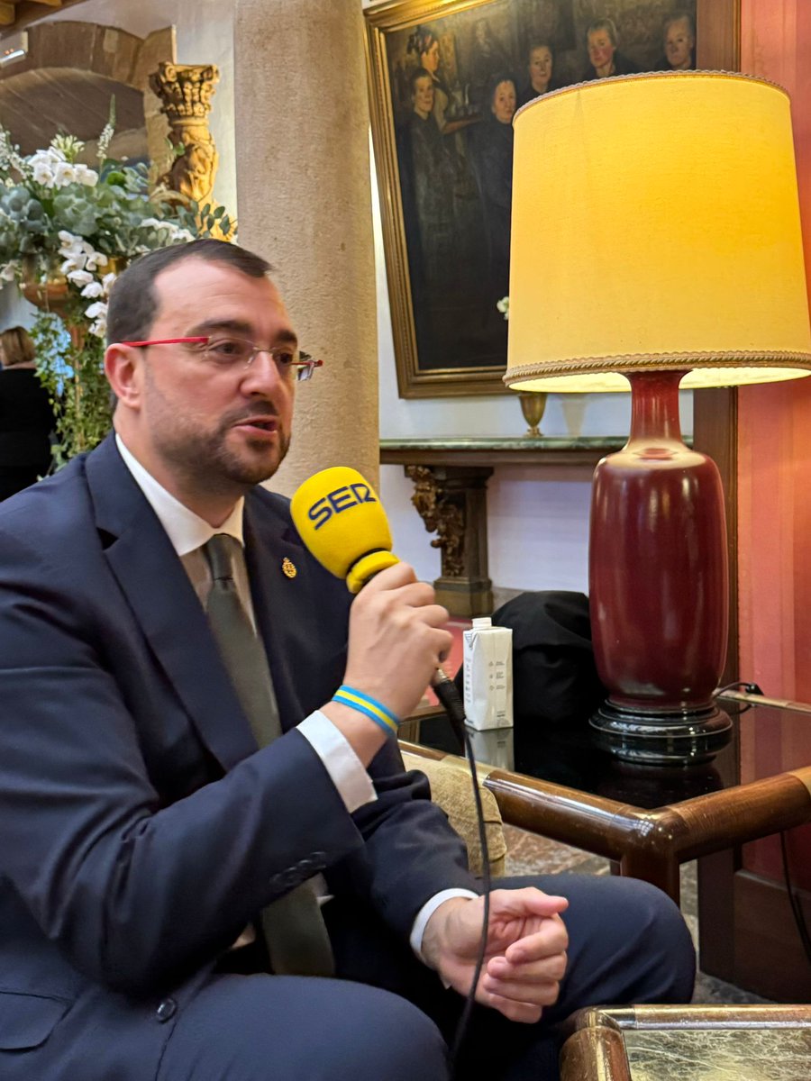 El presidente de <a href="/GobAsturias/">Principado de Asturias</a>, <a href="/AdrianBarbon/">🌹 Adrián Barbón 💙💛</a>, en la emisoras de la SER en Asturias: "la <a href="/fpa/">Fundación Princesa de Asturias</a> ayuda a colocar Asturias en el mapa. Y los premiados se sorprenden con la acogida ciudadana que tienen los galardones".