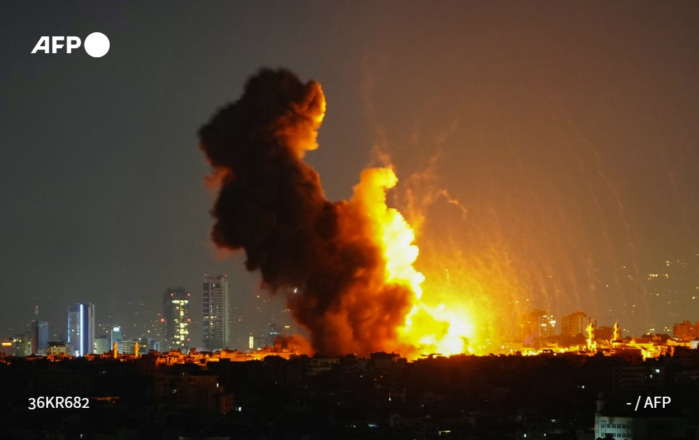 فرانس برس بالعربية (@afpar) on Twitter photo قال مدير إدارة الشرق الأوسط وآسيا الوسطى في صندوق النقد الدولي جهاد أزعور في مقابلة مع #فرانس_برس إن #لبنان "يحتاج إلى دعم المجتمع الدولي" لتخفيف وطأة الصدمة الاقتصادية التي يعيشها من خلال منحه "هبات" والدفع باتجاه تسوية الوضع.
u.afp.com/5KfA
✍️<a href="/ErwanlsAFP/">Erwan Lucas</a> <a href="/DanielAvis_/">Daniel Avis</a> قال مدير إدارة الشرق الأوسط وآسيا الوسطى في صندوق النقد الدولي جهاد أزعور في مقابلة مع #فرانس_برس إن #لبنان "يحتاج إلى دعم المجتمع الدولي" لتخفيف وطأة الصدمة الاقتصادية التي يعيشها من خلال منحه "هبات" والدفع باتجاه تسوية الوضع.
u.afp.com/5KfA
✍️<a href="/ErwanlsAFP/">Erwan Lucas</a> <a href="/DanielAvis_/">Daniel Avis</a>