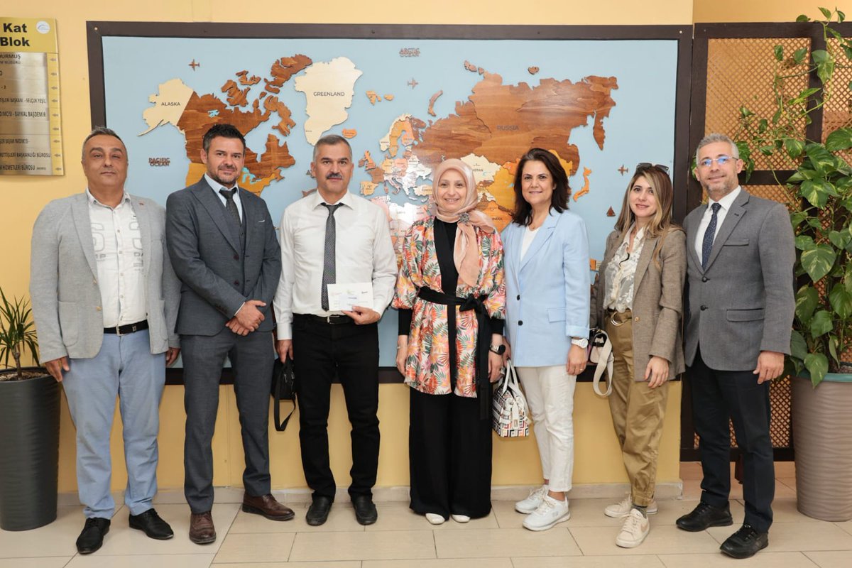 "Köklerimizdeki Bilgiyi Geleceğe Aktarıyoruz" Projesi Kapsamında Ödül Alan Öğretmenlerimiz İl Millî Eğitim Müdürü Fazilet Durmuş'u Makamında Ziyaret Etti✨ 

🔗meb.ai/UqPdbyx

<a href="/tcmeb/">Millî Eğitim Bakanlığı</a> 
<a href="/Yusuf__Tekin/">Yusuf Tekin</a> 
<a href="/ahpehlivan53/">Ali Hamza Pehlivan</a> 
<a href="/fazilet_durmus/">Fazilet Öğretmen 🇹🇷</a>