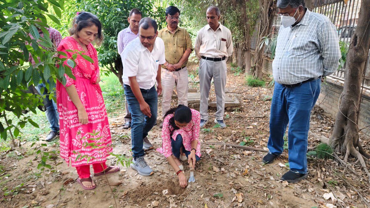 CBCLucknow's tweet image. स्वच्छता ही सेवा स्पेशल कैंपेन 4.0 के तहत केंद्रीय संचार ब्यूरो, लखनऊ के द्वारा एक पेड़ मां के नाम अभियान में वृक्षारोपण, कार्यालय में स्वच्छता अभियान और पुराने अनुपयोगी रिकॉर्ड का नियमानुसार निस्तारण। कुछ दृश्य👇🏻