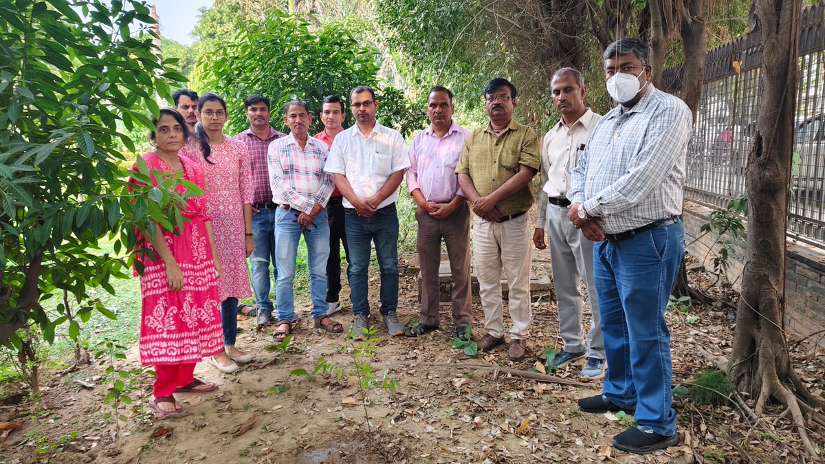 CBCLucknow's tweet image. स्वच्छता ही सेवा स्पेशल कैंपेन 4.0 के तहत केंद्रीय संचार ब्यूरो, लखनऊ के द्वारा एक पेड़ मां के नाम अभियान में वृक्षारोपण, कार्यालय में स्वच्छता अभियान और पुराने अनुपयोगी रिकॉर्ड का नियमानुसार निस्तारण। कुछ दृश्य👇🏻