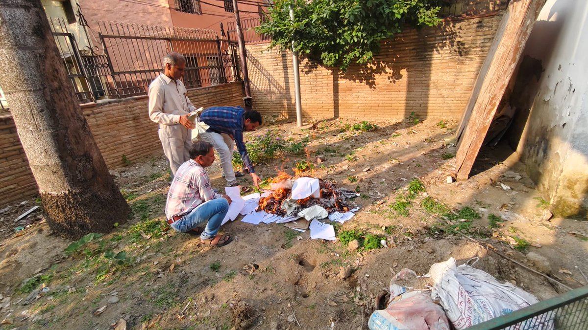 CBCLucknow's tweet image. स्वच्छता ही सेवा स्पेशल कैंपेन 4.0 के तहत केंद्रीय संचार ब्यूरो, लखनऊ के द्वारा एक पेड़ मां के नाम अभियान में वृक्षारोपण, कार्यालय में स्वच्छता अभियान और पुराने अनुपयोगी रिकॉर्ड का नियमानुसार निस्तारण। कुछ दृश्य👇🏻