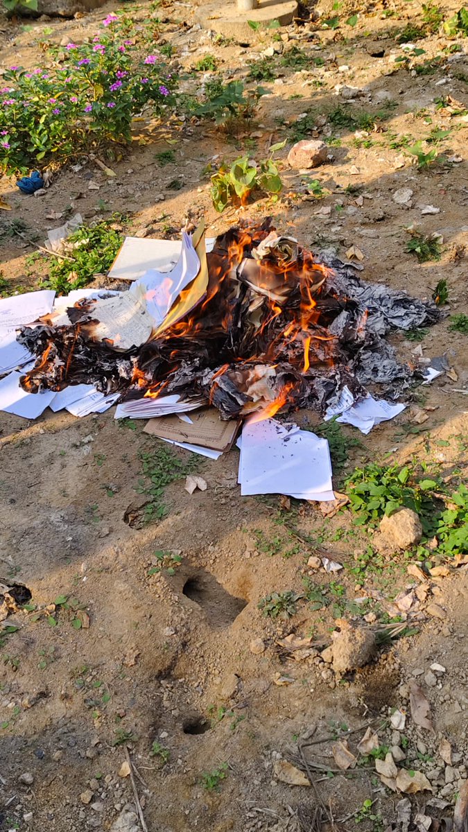 CBCLucknow's tweet image. स्वच्छता ही सेवा स्पेशल कैंपेन 4.0 के तहत केंद्रीय संचार ब्यूरो, लखनऊ के द्वारा एक पेड़ मां के नाम अभियान में वृक्षारोपण, कार्यालय में स्वच्छता अभियान और पुराने अनुपयोगी रिकॉर्ड का नियमानुसार निस्तारण। कुछ दृश्य👇🏻