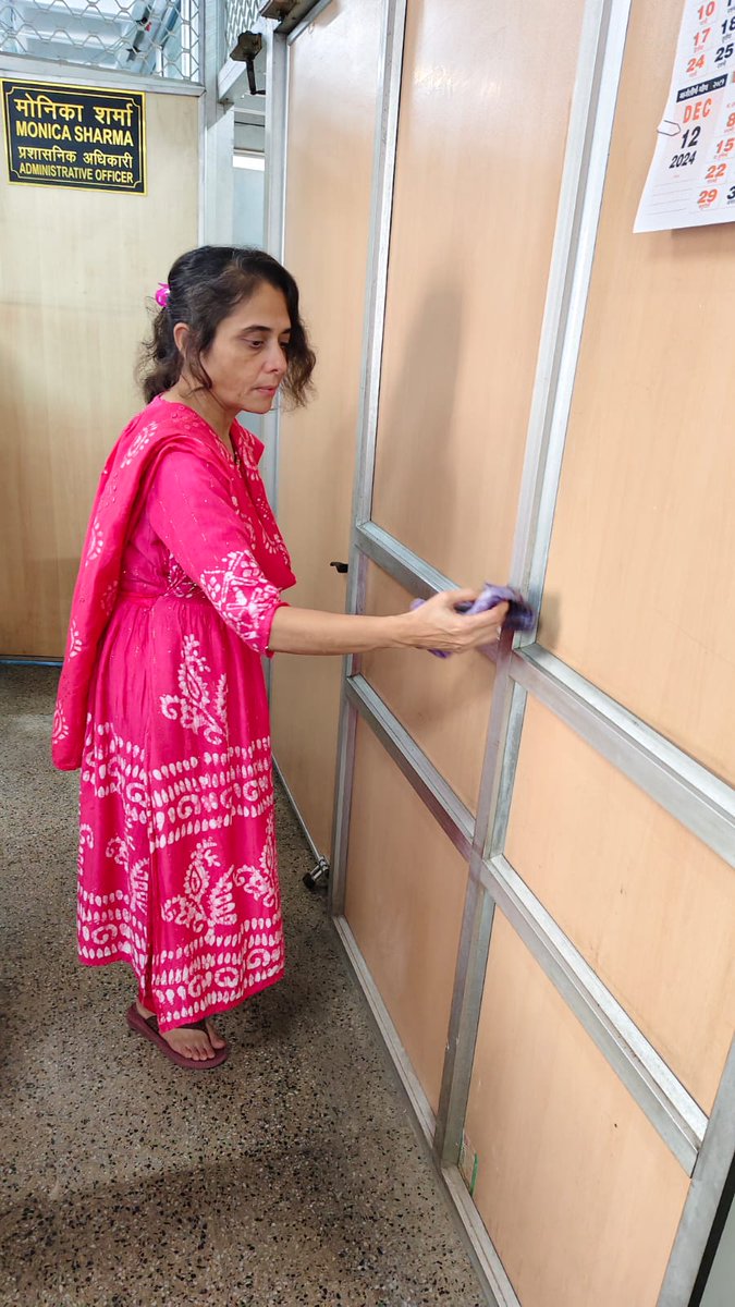 CBCLucknow's tweet image. स्वच्छता ही सेवा स्पेशल कैंपेन 4.0 के तहत केंद्रीय संचार ब्यूरो, लखनऊ के द्वारा एक पेड़ मां के नाम अभियान में वृक्षारोपण, कार्यालय में स्वच्छता अभियान और पुराने अनुपयोगी रिकॉर्ड का नियमानुसार निस्तारण। कुछ दृश्य👇🏻