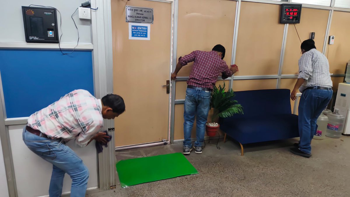 CBCLucknow's tweet image. स्वच्छता ही सेवा स्पेशल कैंपेन 4.0 के तहत केंद्रीय संचार ब्यूरो, लखनऊ के द्वारा एक पेड़ मां के नाम अभियान में वृक्षारोपण, कार्यालय में स्वच्छता अभियान और पुराने अनुपयोगी रिकॉर्ड का नियमानुसार निस्तारण। कुछ दृश्य👇🏻