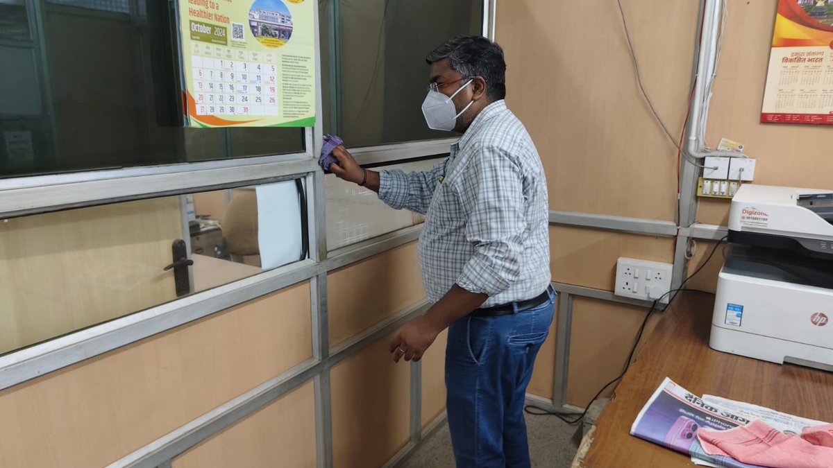 CBCLucknow's tweet image. स्वच्छता ही सेवा स्पेशल कैंपेन 4.0 के तहत केंद्रीय संचार ब्यूरो, लखनऊ के द्वारा एक पेड़ मां के नाम अभियान में वृक्षारोपण, कार्यालय में स्वच्छता अभियान और पुराने अनुपयोगी रिकॉर्ड का नियमानुसार निस्तारण। कुछ दृश्य👇🏻