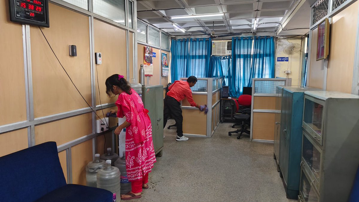 CBCLucknow's tweet image. स्वच्छता ही सेवा स्पेशल कैंपेन 4.0 के तहत केंद्रीय संचार ब्यूरो, लखनऊ के द्वारा एक पेड़ मां के नाम अभियान में वृक्षारोपण, कार्यालय में स्वच्छता अभियान और पुराने अनुपयोगी रिकॉर्ड का नियमानुसार निस्तारण। कुछ दृश्य👇🏻