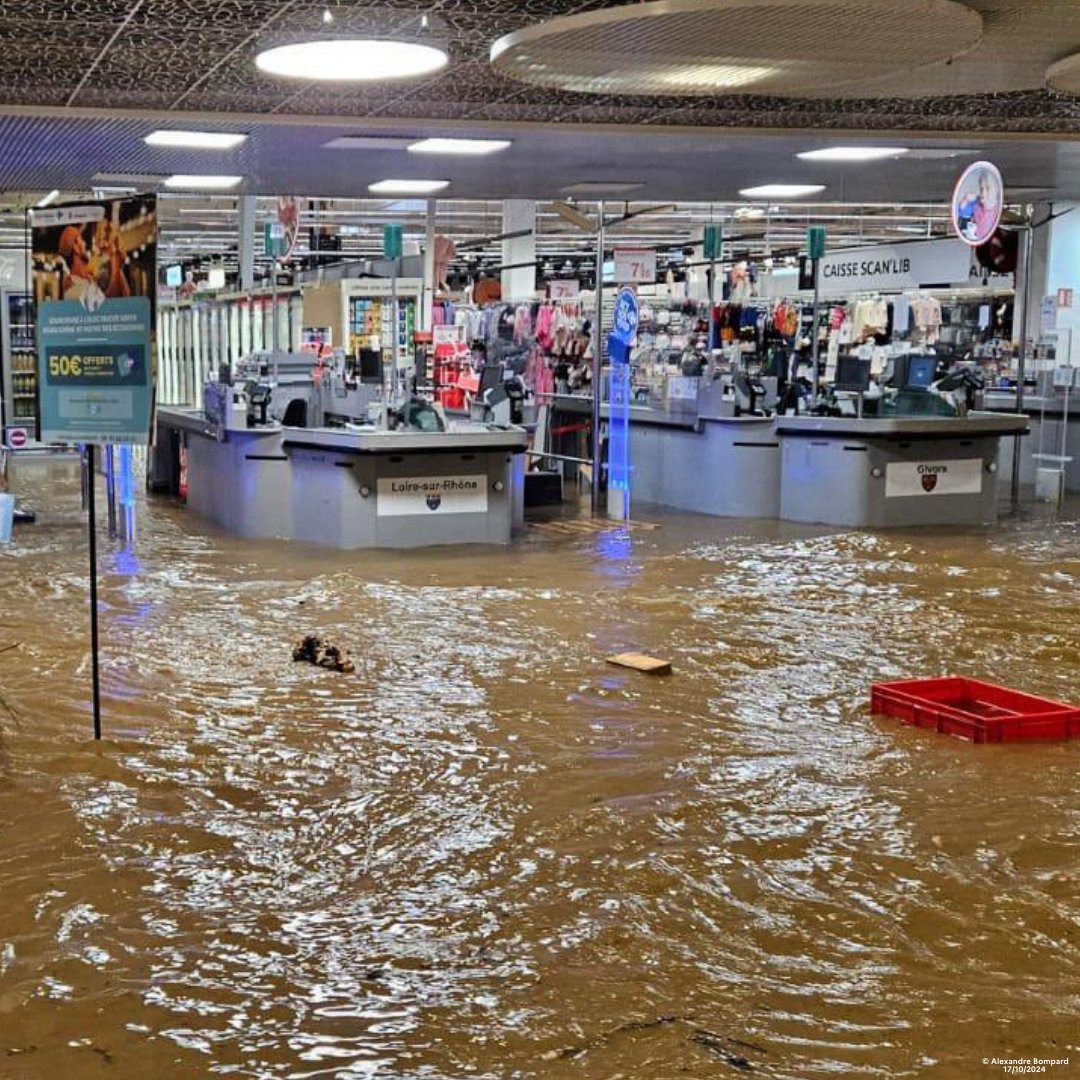 Je suis aujourd’hui dans le Rhône, à Givors. Ici, les fortes pluies et inondations de la semaine dernière ont provoqué des dégâts importants. C’est le cas au centre commercial Givors 2 Vallées. J’y serai tout à l’heure pour rencontrer les commerçants. À tous ceux qui ont été