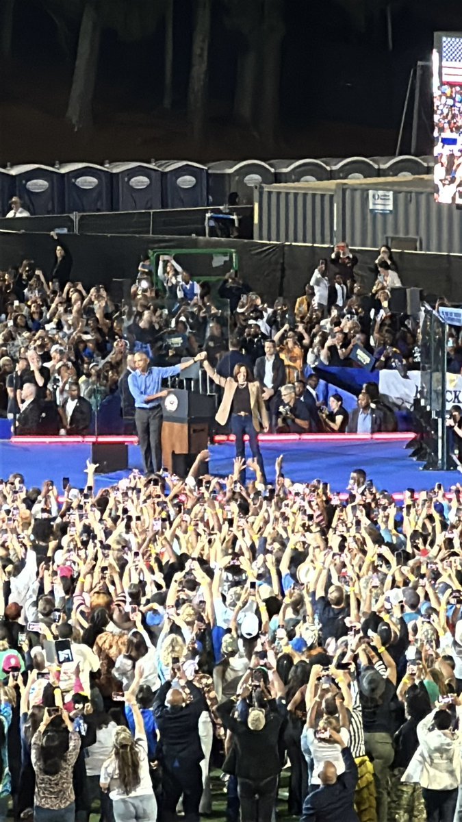 murph_home's tweet image. Went to a Springsteen concert in Atlanta and this political rally broke out.  

These guys named Samuel L Jackson,Spike Lee and  Barack Obama showed up.  And get this some woman  is trying to president. Yeah right 😂💙🙏

Amazing night 

#SpringNuts  #gapol #HarrisWalz