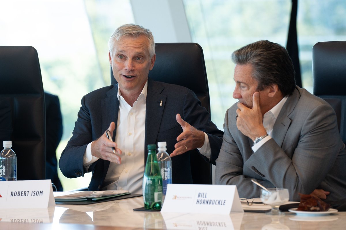 USTravel's tweet photo. #ICYMI: We convened two dozen top travel industry CEOs at @AmericanAir HQ in Fort Worth, TX for U.S. Travel’s CEO Roundtable.

Joined by leaders like President George W. Bush and @GovAbbott, we discussed navigating political dynamics, creating seamless travel experiences & unlocking growth across the industry.

Go deeper ➡️ https://t.co/vwqAaUcUPR