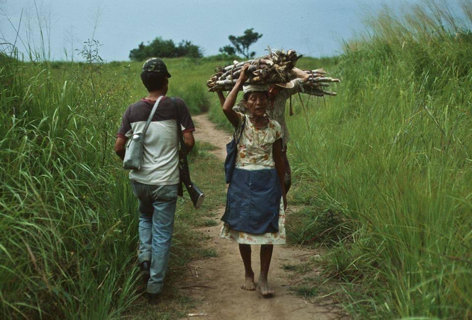 POSTAL

En alguna zona bajo control guerrillero en El Salvador.
#MemoriaHistòrica