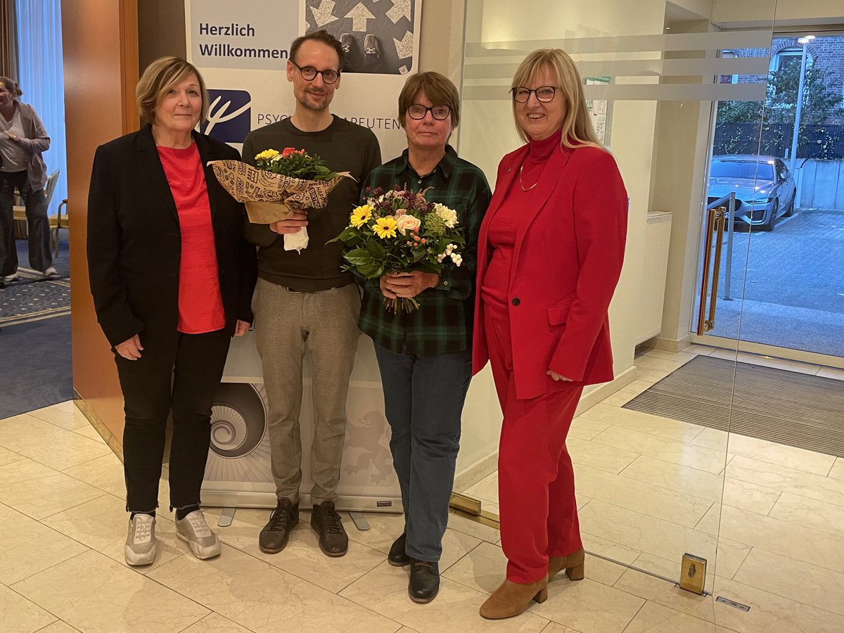 PTK Hessen (@ptk_hessen) on Twitter photo 👏 Vielen ♥️-lichen Dank an Helga Planz (Delegierte) und Steffen Schiele (PiA-Landessprecher) für das langjährige Engagement in der #PTKHessen. @DrHeikeWinter & <a href="/ElseDoering/">Else Döring</a> haben sich heute im Namen aller bedankt und die beiden Kolleg*innen im Rahmen der 9. DV verabschiedet. 👏 Vielen ♥️-lichen Dank an Helga Planz (Delegierte) und Steffen Schiele (PiA-Landessprecher) für das langjährige Engagement in der #PTKHessen. @DrHeikeWinter & <a href="/ElseDoering/">Else Döring</a> haben sich heute im Namen aller bedankt und die beiden Kolleg*innen im Rahmen der 9. DV verabschiedet.