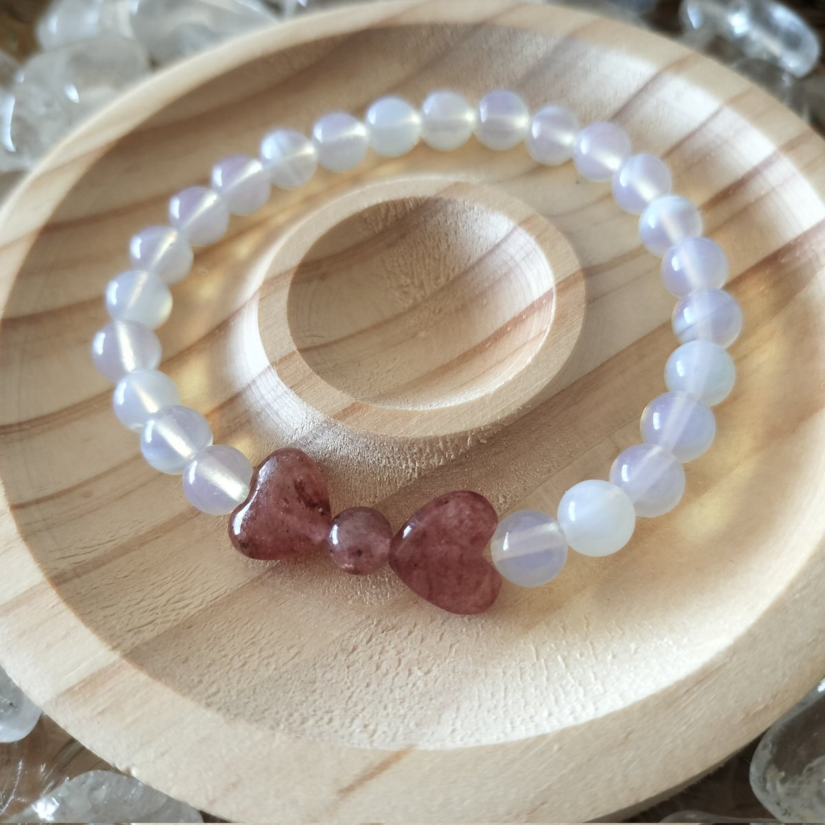 ハート型を組み合わせてリボンに🎀
白いオパールとストロベリークォーツのブレスレットはキティちゃん風です☺️