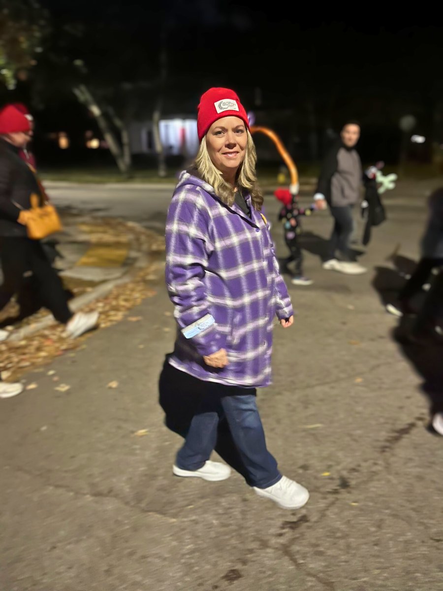 LGretzky's tweet photo. Last night, we came together for the Night Light Walk, the community raising an astonishing $50,00 for @HiatusHouse! 💜 It was heartwarming to see so many community members unite in support of this important cause. 

#IPVAwareness #NightLightWalk https://t.co/89iLbLzudm