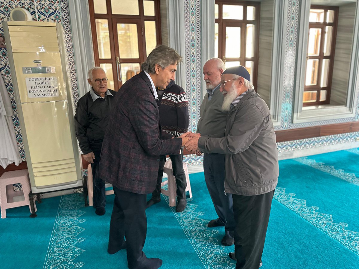 AKBeyoglu's tweet photo. 📍 Sütlüce Mahallesi 

İstanbul Milletvekilimiz @mustafademir ve teşkilat mensuplarımızla birlikte Cuma Namazını Bademlik Camii'nde eda ettikden sonra esnaf ve mahalle sakinlerimizle bir araya geldik.

#AdımAdımBeyoğlu https://t.co/2l5qL60AiD