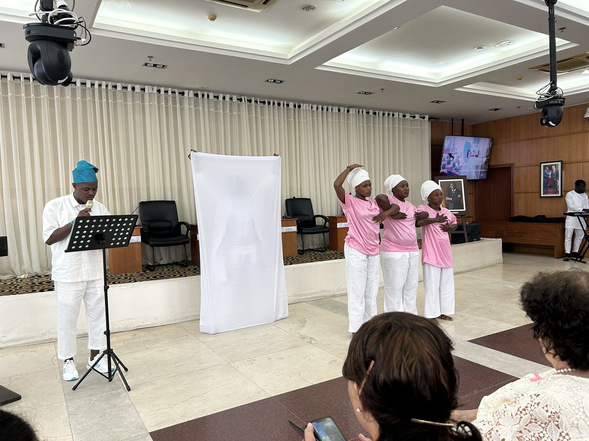 aminatousar's tweet photo. Dépistage précoce pour une meilleure prise en charge. Invite du Ministre @shegunbakari du @gouvbenin lors de la célébration d’#OctobreRose par les femmes du MAE. @UNBenin @oms_benin partenaire de la cause. #odd3 #CancerAwareness #octobreRose. Ensemble contre les cancers féminins https://t.co/xFDbJtngF1