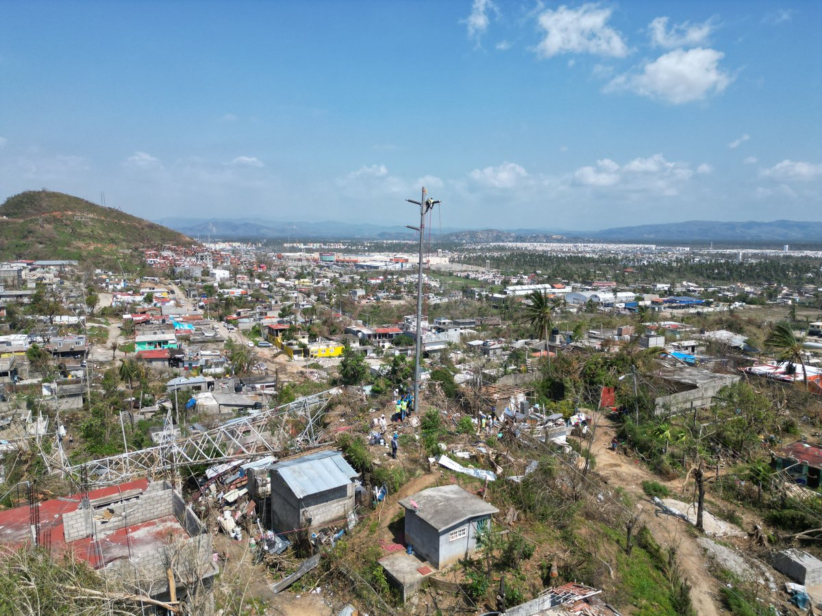 CFEmx's tweet image. 🌀A las 00:25 de la madrugada del miércoles 25 de octubre de 2023, el #HuracánOtis arribó a la costa Guerrerense con 270 kilómetros por hora; lo que dejó a su paso personas desaparecidas, puentes y árboles caídos, torres eléctricas en ruinas y zonas devastadas por una catástrofe.