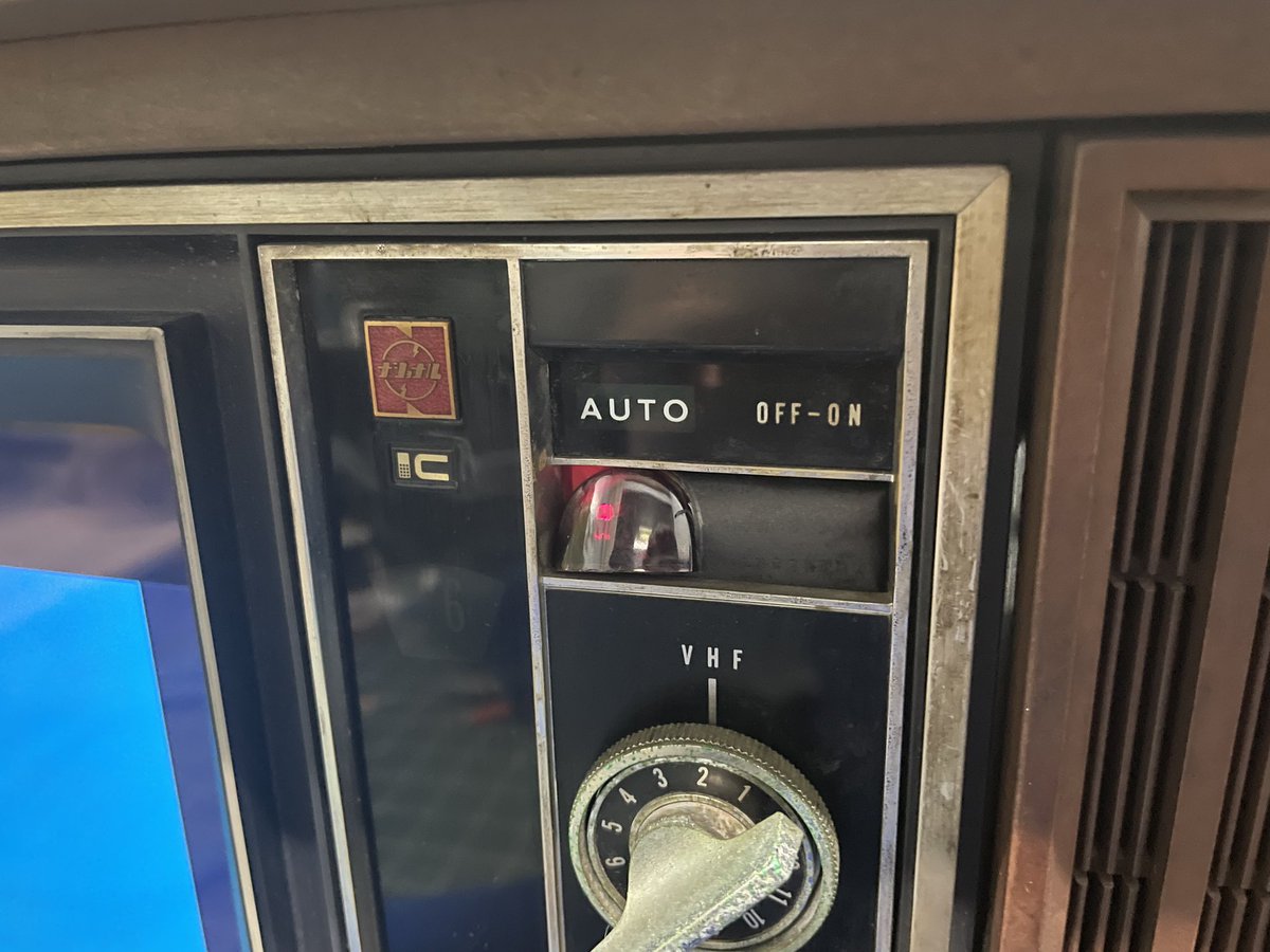 液晶入れてみました。
スピーカーシステムでいい音鳴らします。
ダイヤル類はダミーです。
最後の画像はリモコン受信部です。
インテリアで浮かないテレビをお探しの方是非
PayPayフリマに出品予定です。