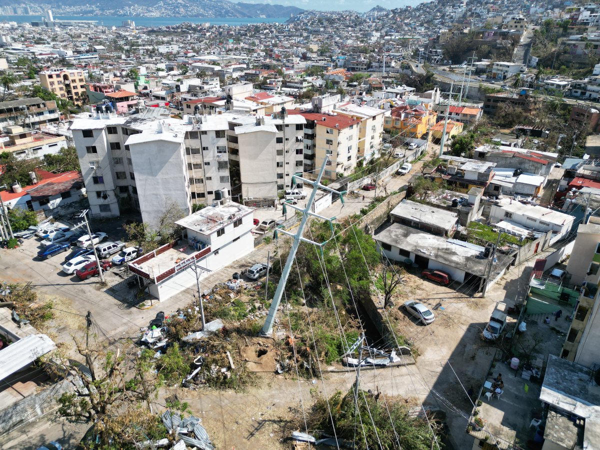 CFEmx's tweet image. 🌀A las 00:25 de la madrugada del miércoles 25 de octubre de 2023, el #HuracánOtis arribó a la costa Guerrerense con 270 kilómetros por hora; lo que dejó a su paso personas desaparecidas, puentes y árboles caídos, torres eléctricas en ruinas y zonas devastadas por una catástrofe.