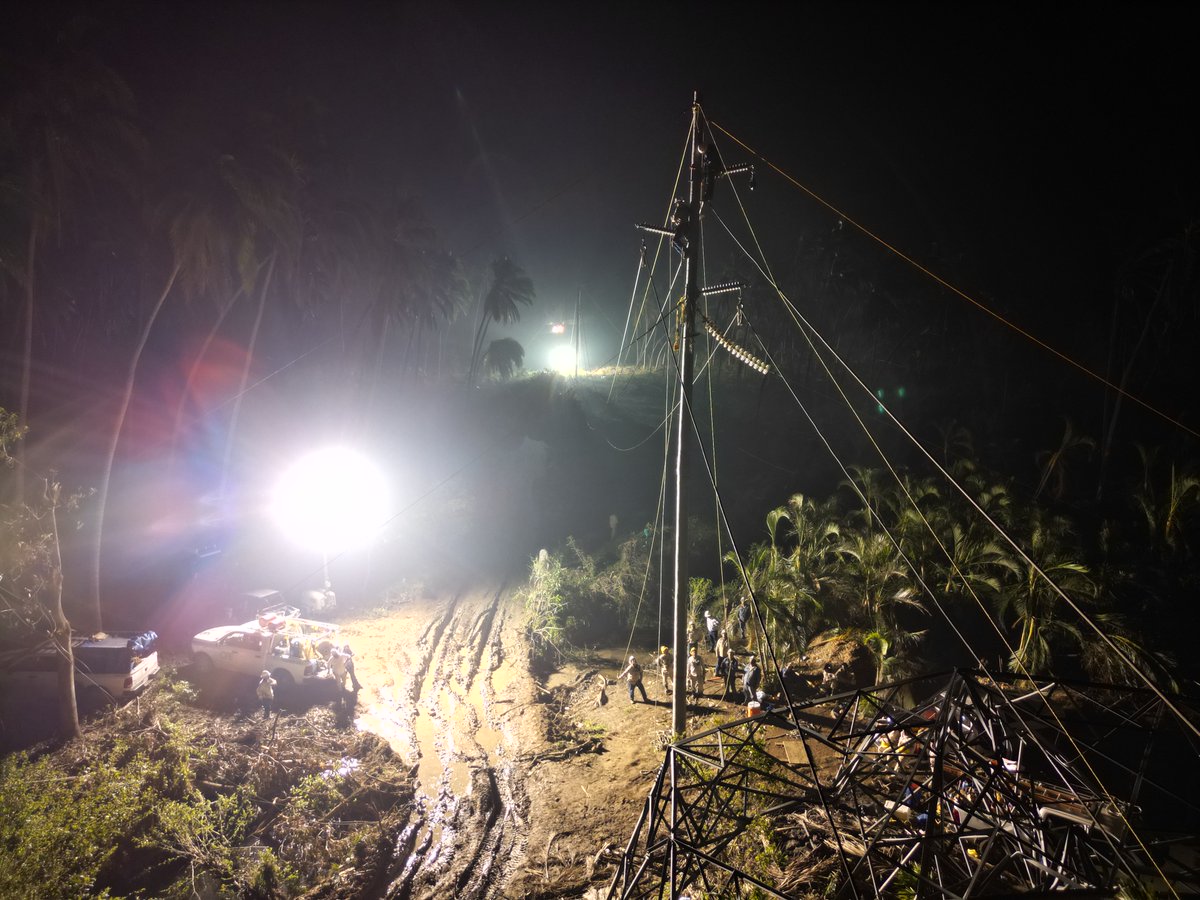 CFEmx's tweet image. 🌀A las 00:25 de la madrugada del miércoles 25 de octubre de 2023, el #HuracánOtis arribó a la costa Guerrerense con 270 kilómetros por hora; lo que dejó a su paso personas desaparecidas, puentes y árboles caídos, torres eléctricas en ruinas y zonas devastadas por una catástrofe.