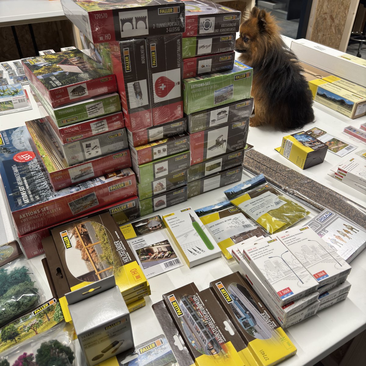 JModelisme's tweet photo. 🚂 Les arrivages de la semaine
Découvrir les nouveautés de cette semaine 👉 https://t.co/3jSAK6aieP
#ModélismeFerroviaire #Modélisme #TrainsMiniatures #TrainHO #PassionTrain https://t.co/UIBbr5ZpGR