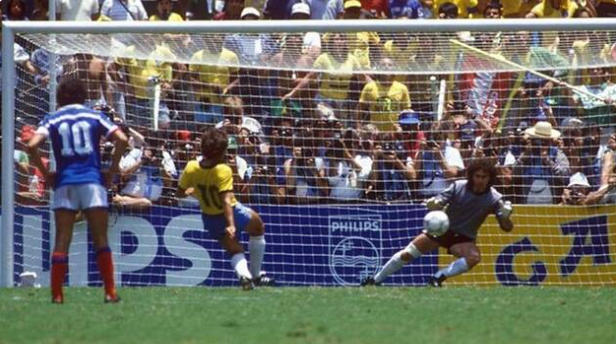 Julien5Muller's tweet photo. Thread sur les penaltys ratés qui ont marqué l'histoire du football ⚽️
Que des échecs à grosses conséquences, et comme on fait ça bien, il y aura des bonus, des anecdotes et des rappels : c'est la maison qui offre 🎁

LET'S GO 🤝 https://t.co/BXKtnSjRUI