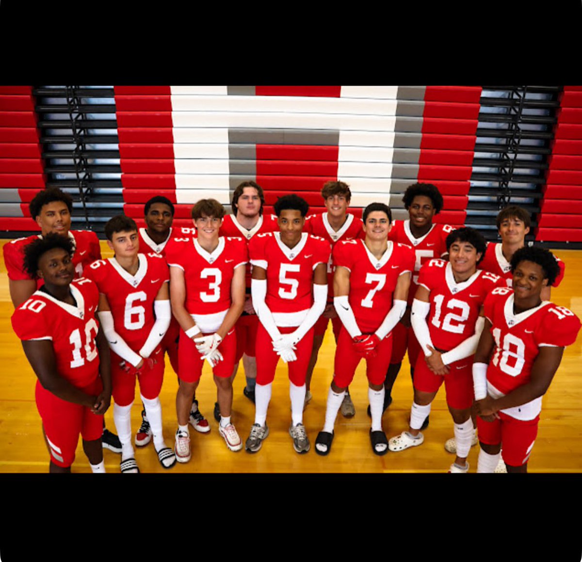 SusanRosati's tweet photo. Senior night on deck! 🏈 It’s not just a game, it’s a family. So proud of you Dylan and congrats to all the seniors! Enjoy the night 🤍❤️🖤 #3 #rolltribe #foreveranindian #lenapepride #proudmom #timesflies @_dylanpack https://t.co/uHAkFp81Lt