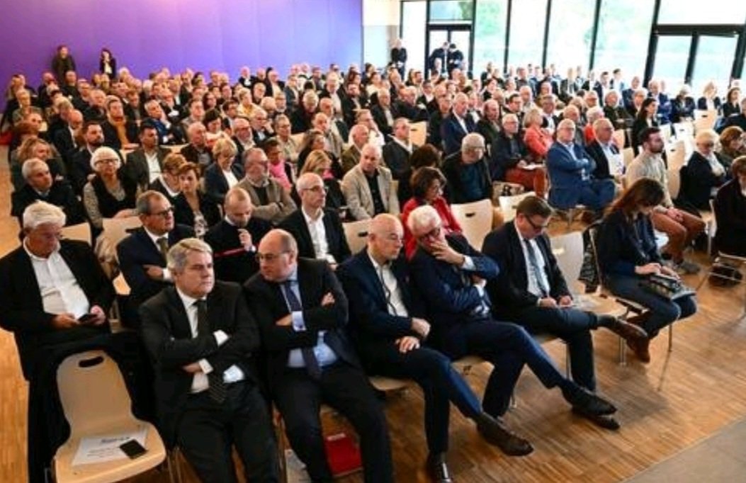 Ravi d'assister à l'assemblée générale des Maires de Loire Atlantique. Occasion de nombreux échanges et débats et de remercier <a href="/MauricePerrion/">Maurice Perrion</a> pour son engagement et son implication à la tête de <a href="/AMF__44/">AMF 44</a>